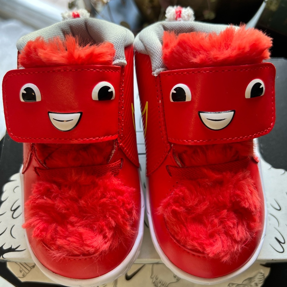 *Limited Edition* Nike Team Hustle toddler sneakers - Picture 2 of 11